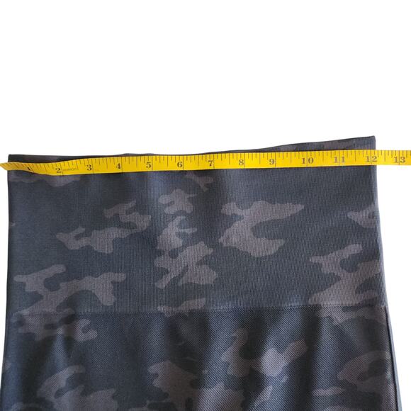 SPANX Womens Cropped Look At Me Now Leggings Size Medium Black Camo Seamless - Picture 8 of 11